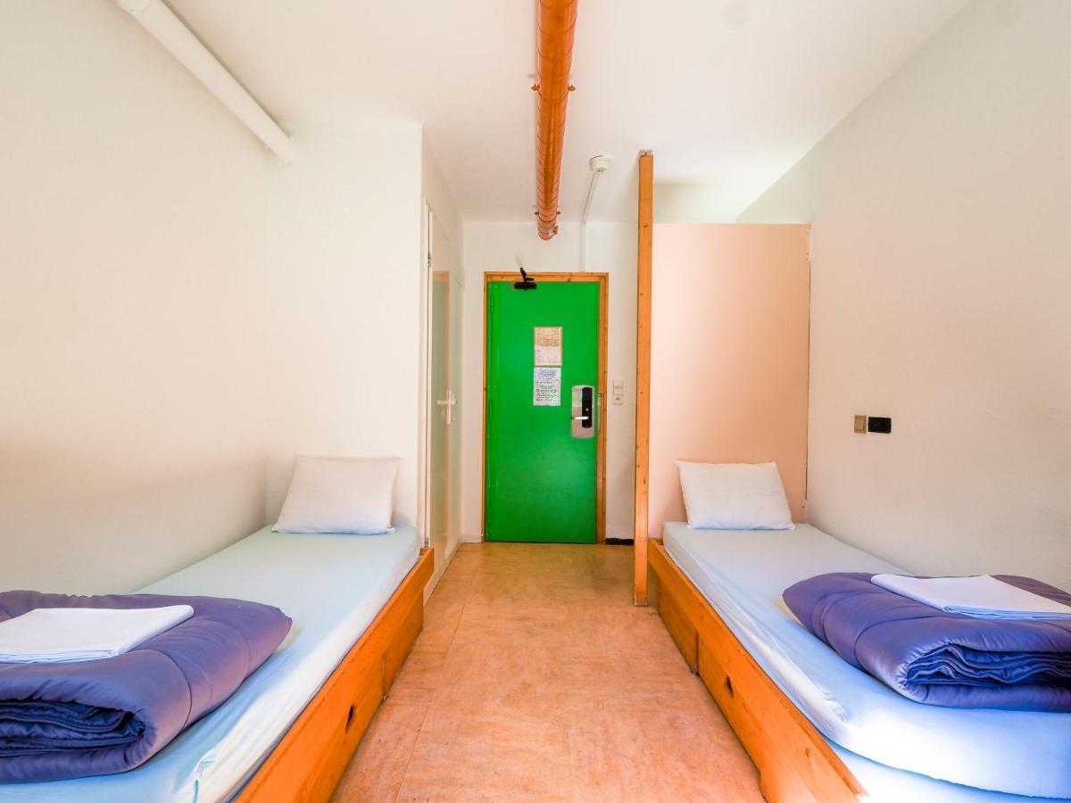 Twin Room – Shared Bathroom